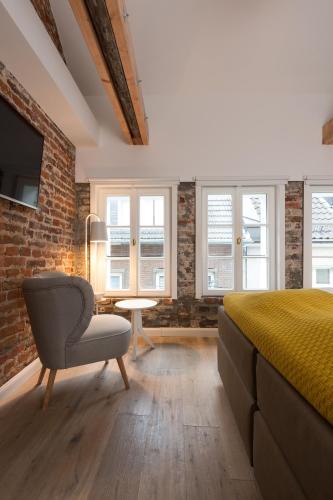 Dusseldorf Old Town Apartment | Square Rooms 20