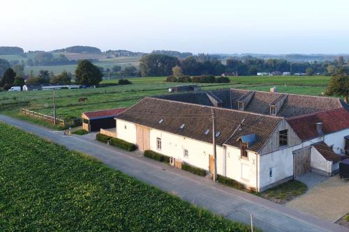 Denderwindeke House | Square Shaped Farmhouse from 1713