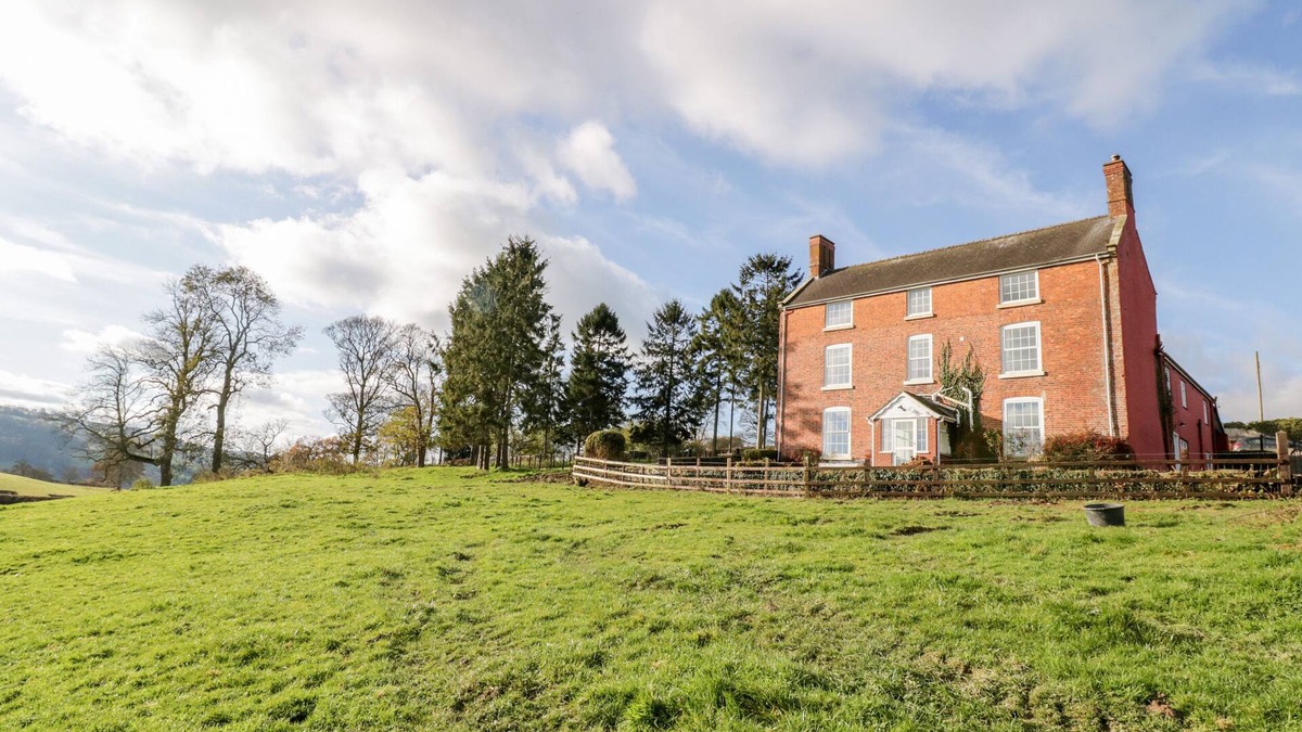Welshpool House | SQUIRES REST, pet friendly, with hot tub in Llanfair Caereinion