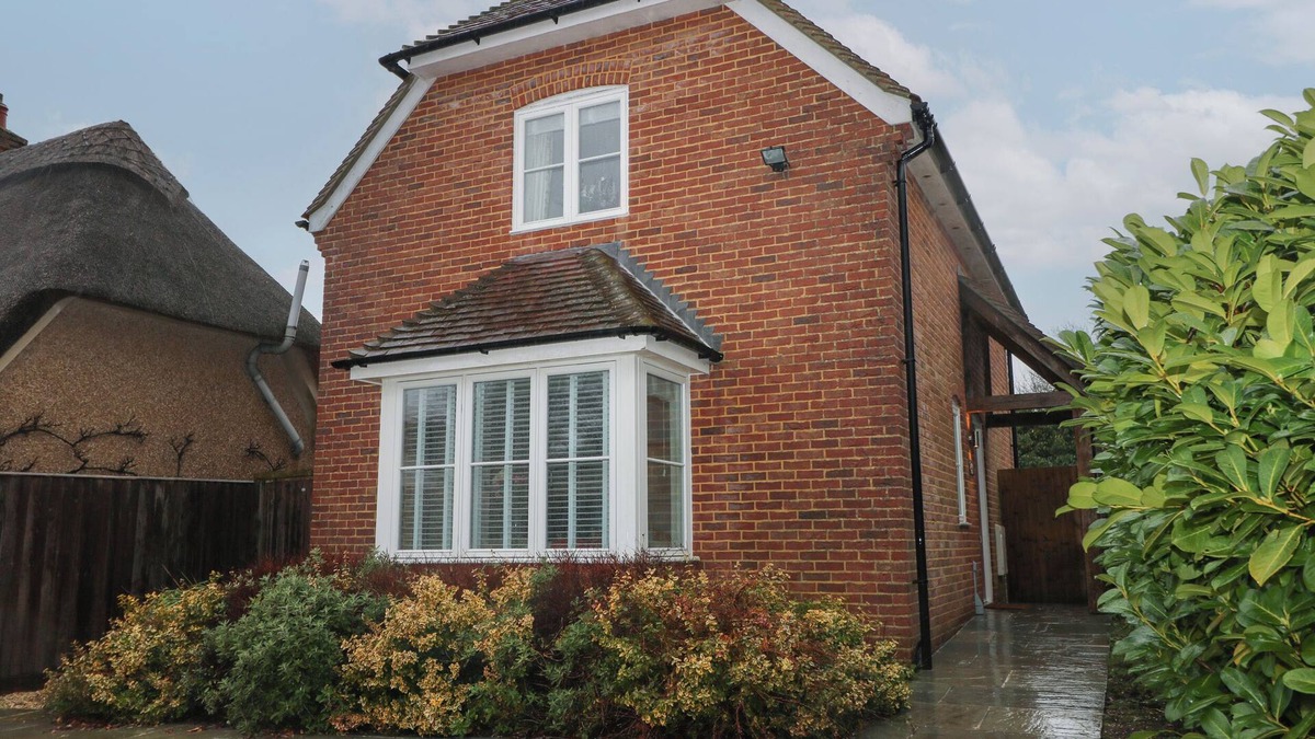 Micheldever Cottage | SQUIRREL'S LEAP, pet friendly, with a garden in Micheldever