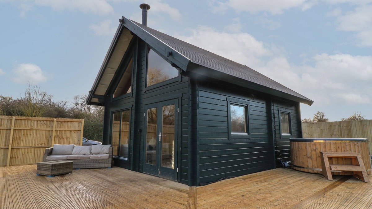 South Luffenham Cottage | SQUIRREL'S NEST, pet friendly, with hot tub in Edith Weston