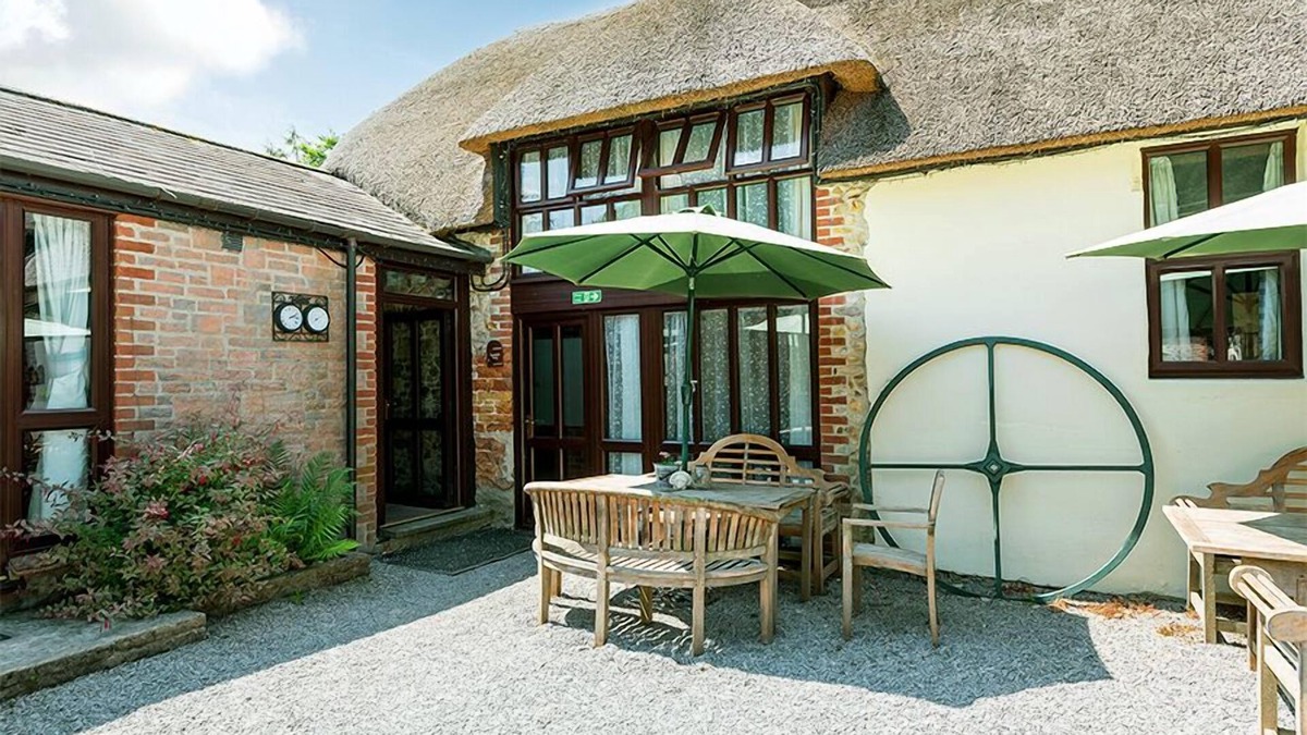 Whitchurch Canonicorum Cottage | Squirrels Barn - Thatched Dorset Cottage