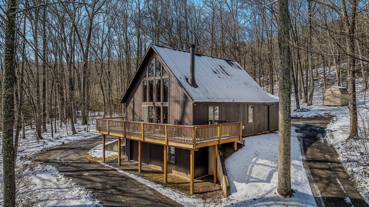 Berkeley Springs Cabin | Sqyrls Nest - 3BR Retreat With a Hot Tub