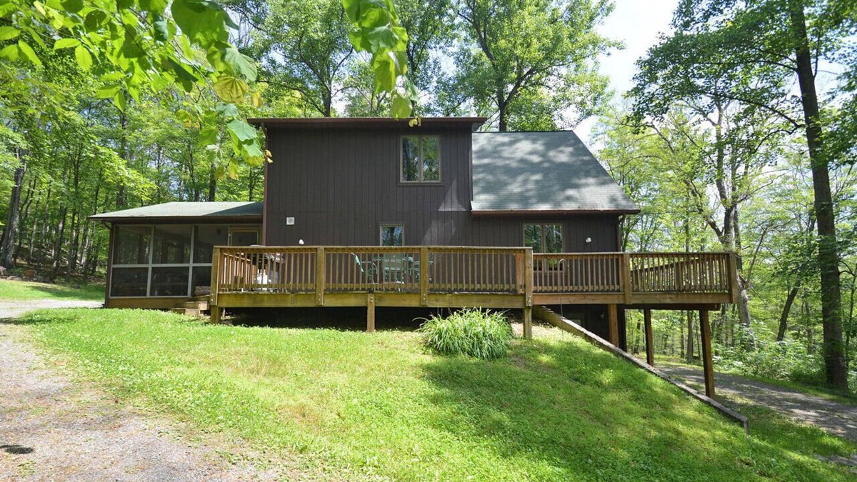 Berkeley Springs House | Sqyrls Nest - hot tub, pets, fire pit, game room, grill, wifi, view