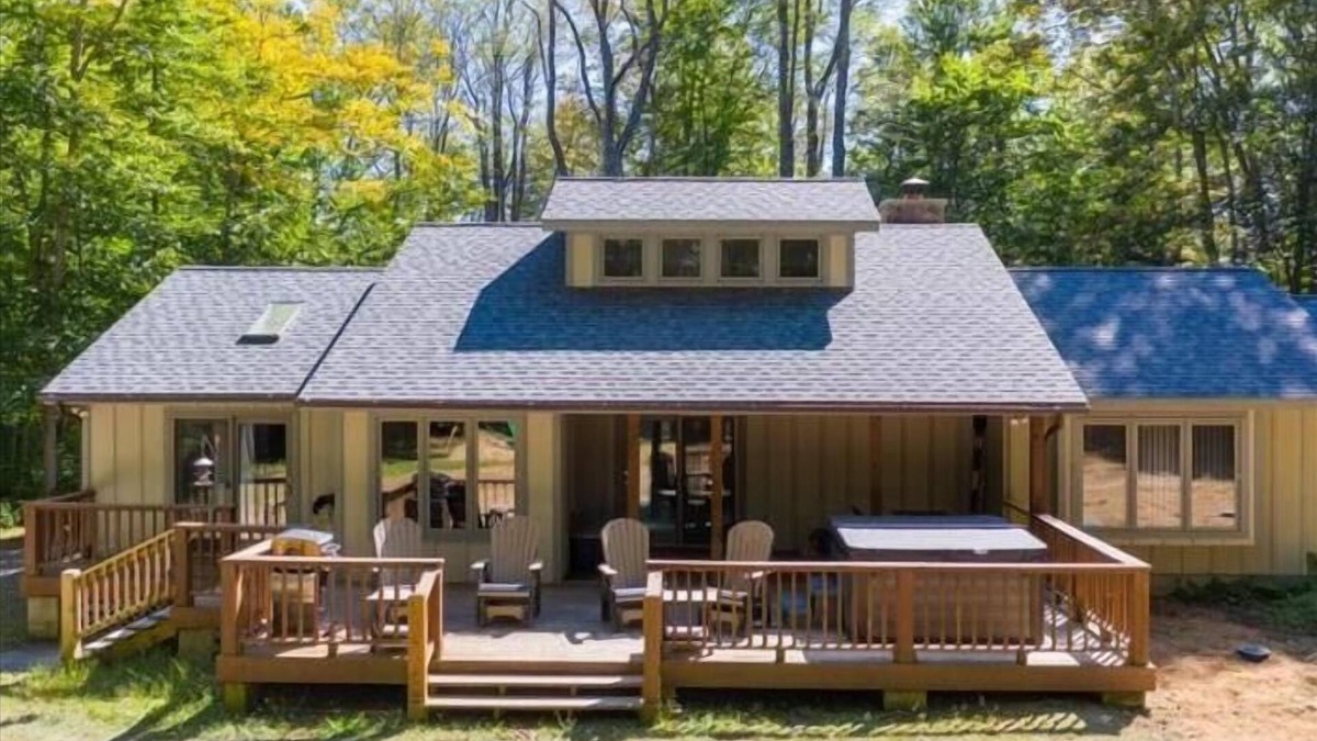 Davis House | SRL3-Very Private, Walk to Lakes! Hot tub! Pets ok!