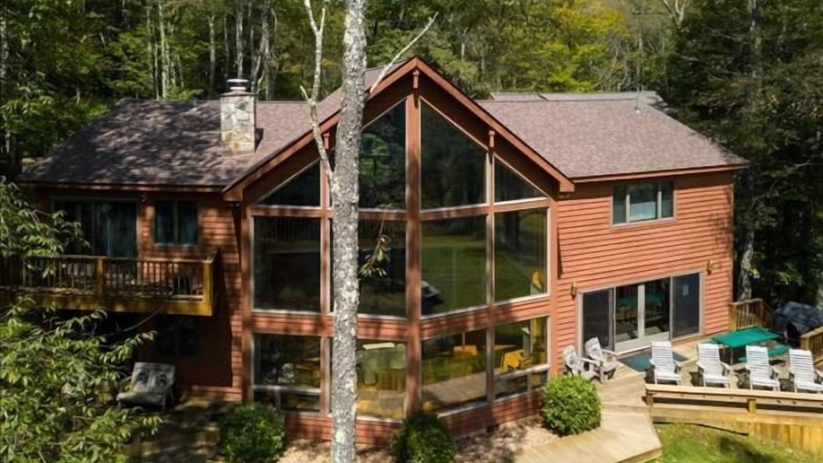 Davis House | SRL5- Lakefront Family Retreat! Old Timberline! Hot tub! Fire Pit!