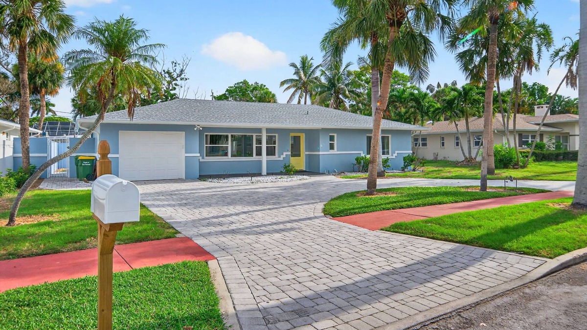 Ringling Estates House | ST. ARMANDS CIRCLE, 3 Bedroom 3 Bath, Heated Pool!