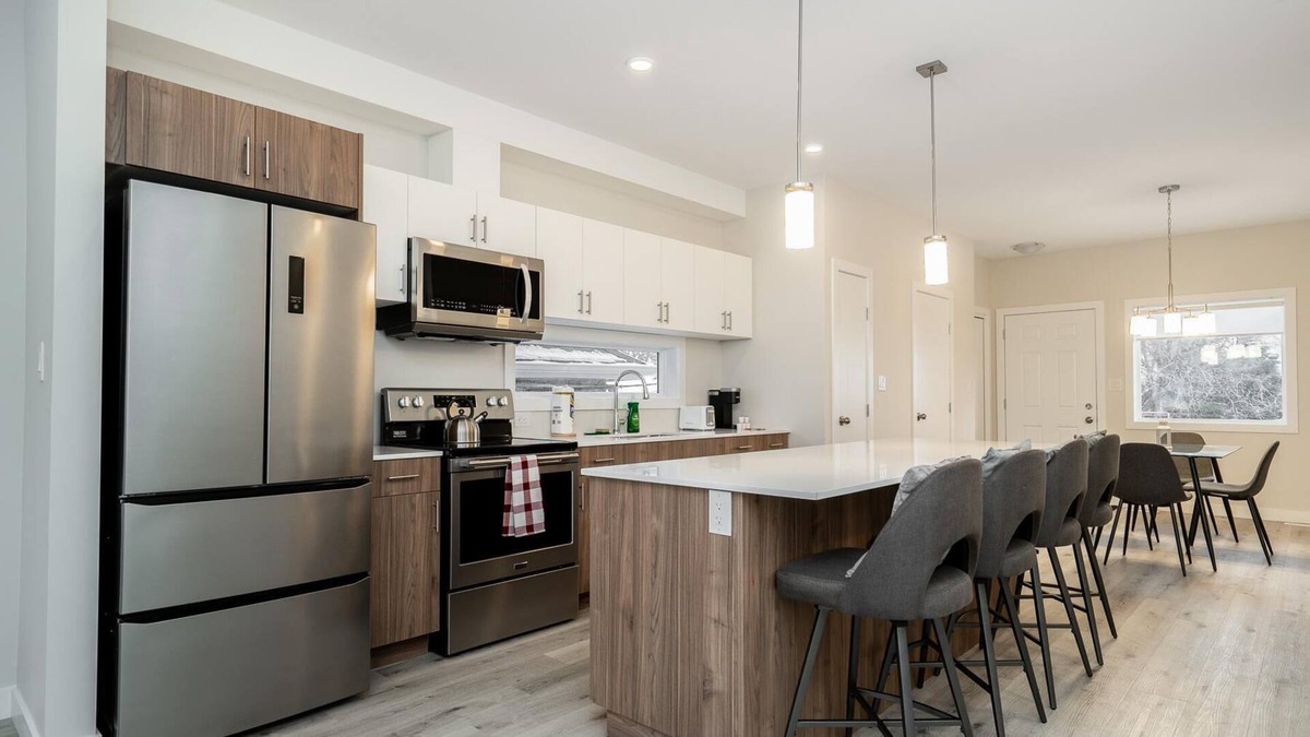 Winnipeg House | St. Boniface + Elegant 3 Bdr + Parking (16)