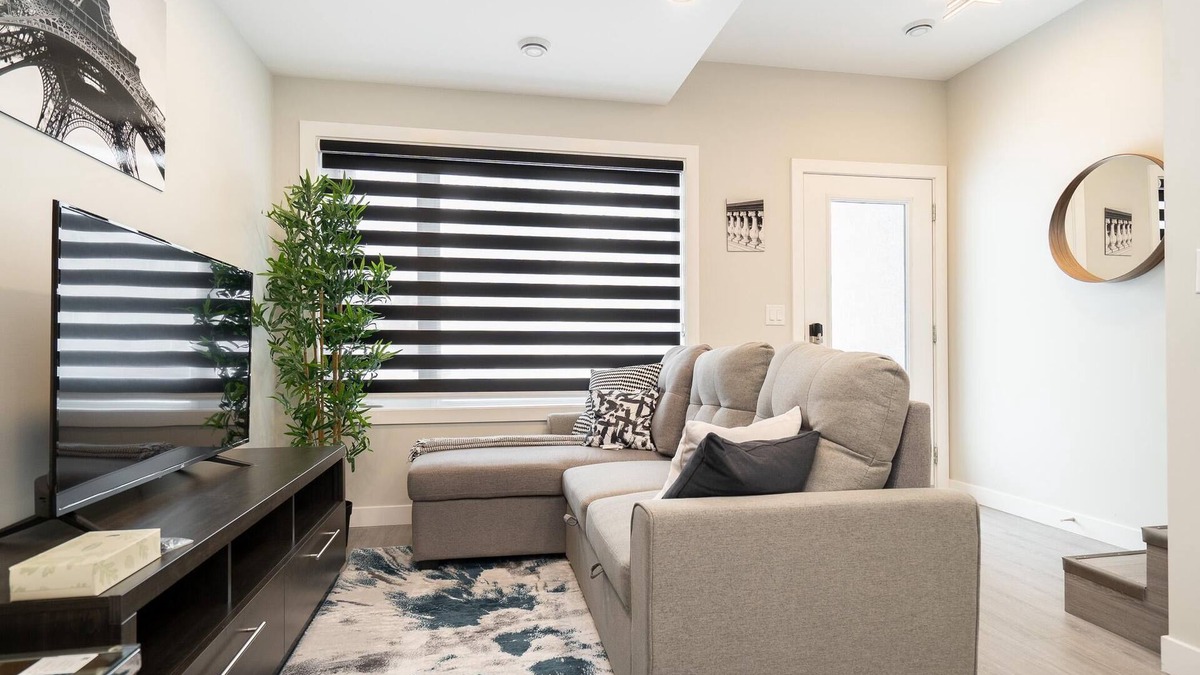 Winnipeg House | St Boniface+Eye Catching 2 Bdr+ Parking Included (4-372)