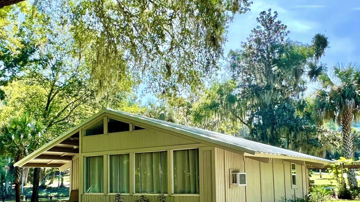 Satsuma Cabin | St. Johns River Cabin (Pet Friendly)
