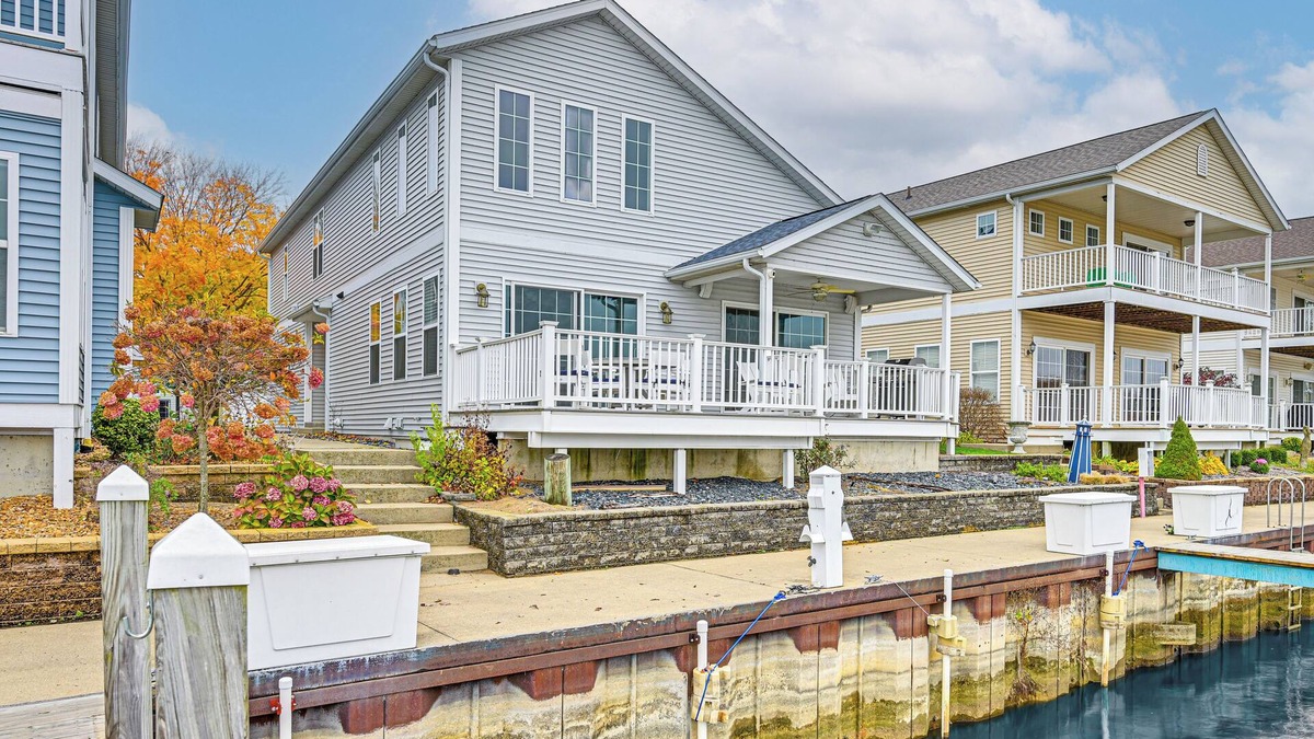Saint Joseph House | St Joseph River, Lake Michigan Access: Luxury Home