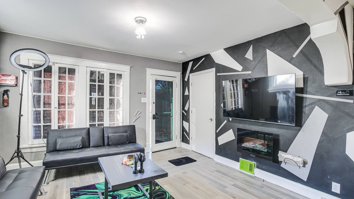 Pagedale Cottage | St Louis Home w/Mini Pool Table & Arcade Game!
