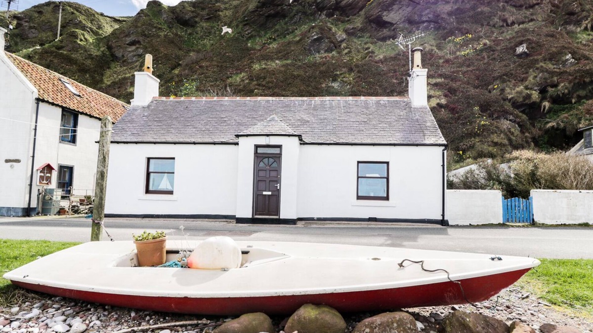 Fraserburgh Cottage | ST MAGNUS HAVEN, pet friendly, with a garden in Gardenstown
