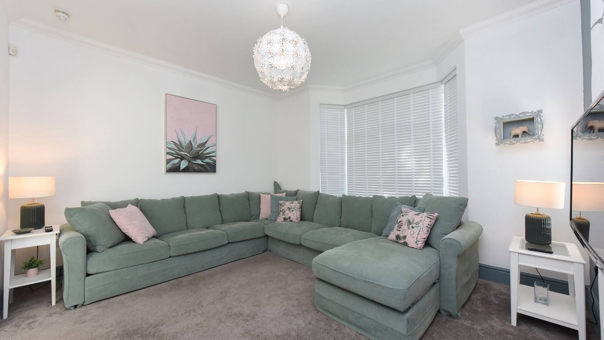 Cliftonville Cottage | St Malo House - a house that sleeps 6 guests in 3 bedrooms