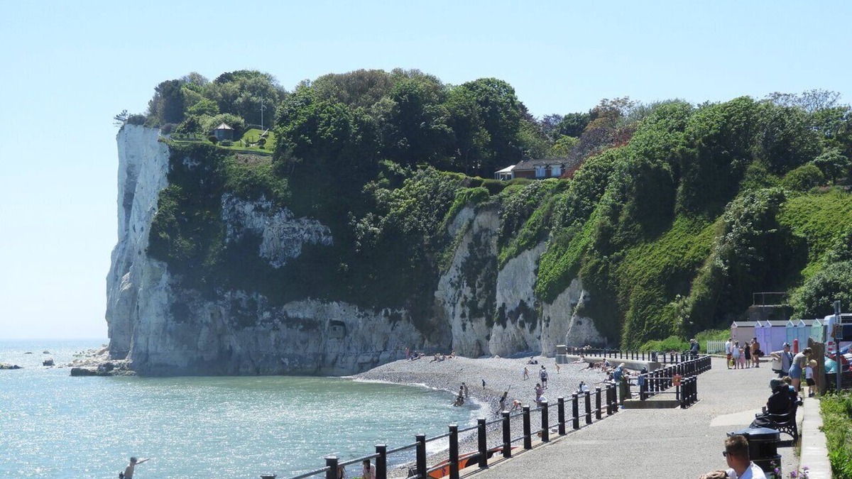 St Margaret's at Cliffe Ski Chalet | St Margaret's 2-Bed Chalet - Sleeps 4 & Pets ok