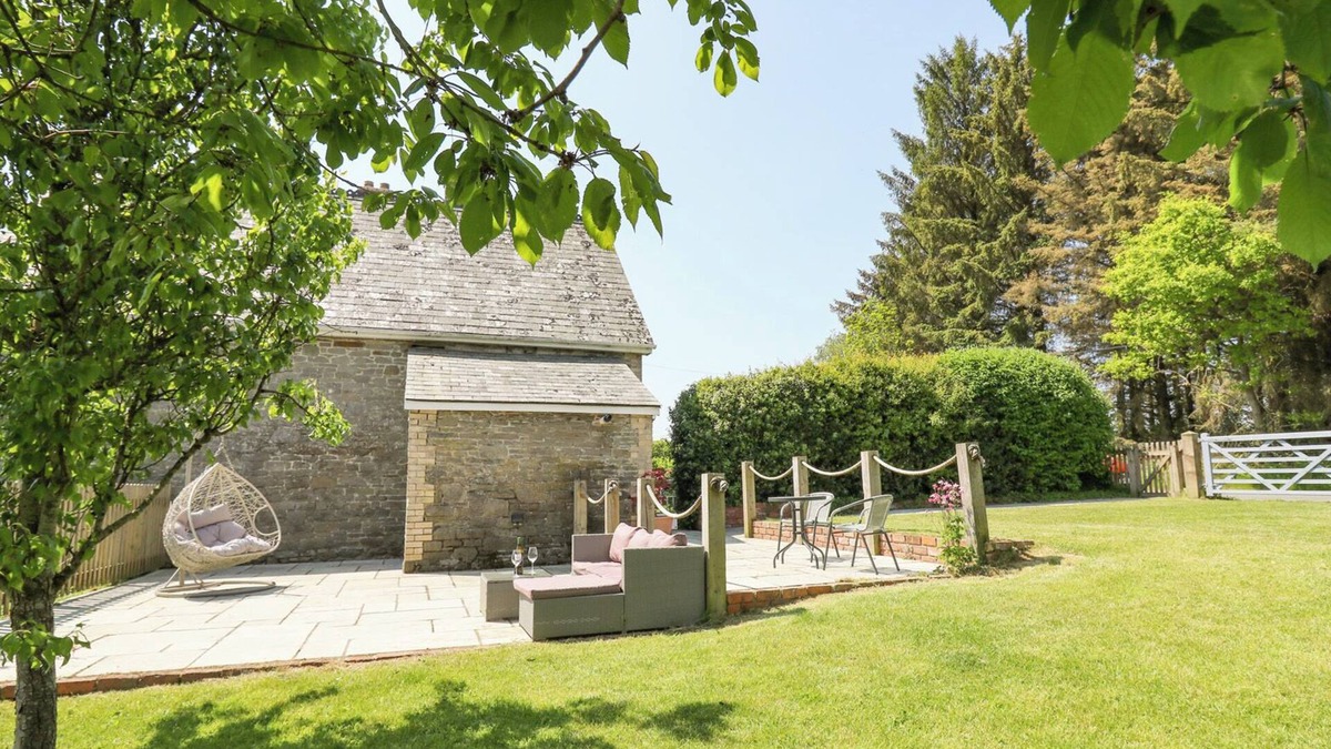 Llandrindod Wells Cottage | ST. MARKS SCHOOL HOUSE, pet friendly, with a garden in Rhayader