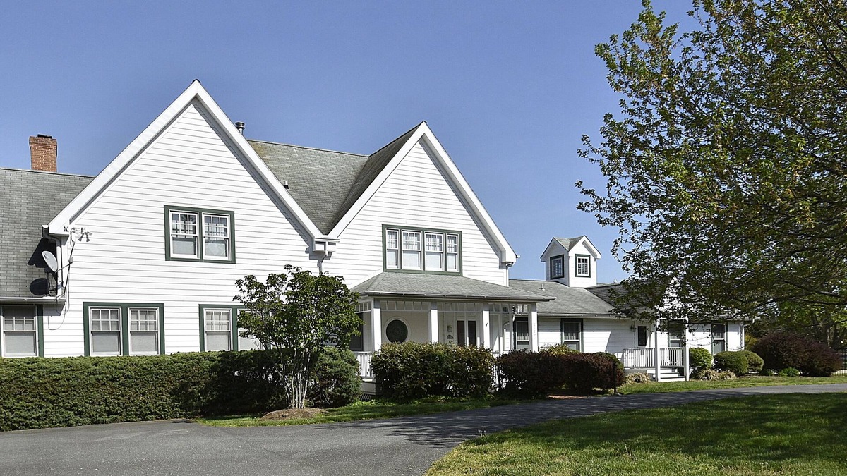 Sherwood House | ST. MICHAELS ESTATE OFFERS WATERFRONT POOL, PIER, DOCK AND 15 ACSnPET FRIENDLY