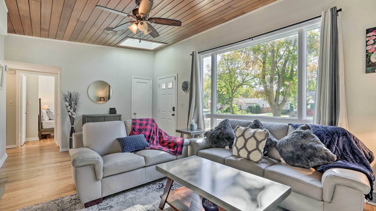 Highland House | St Paul Abode w/Deck ~ 6 Mi to Minneapolis!