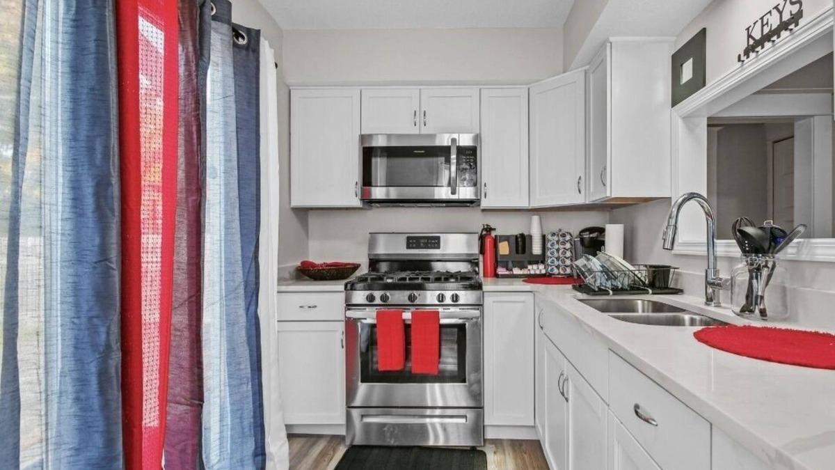Midway Apartment | St Paul Fry Street Den #1