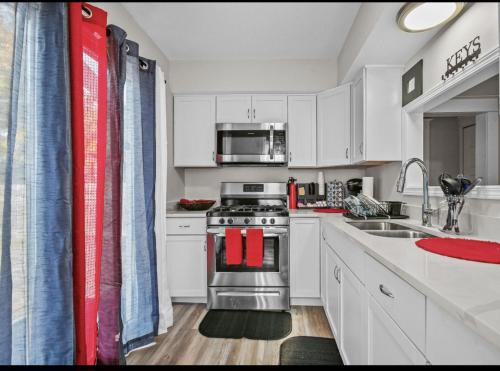 Midway Apartment | St Paul Fry Street Den Suite#1