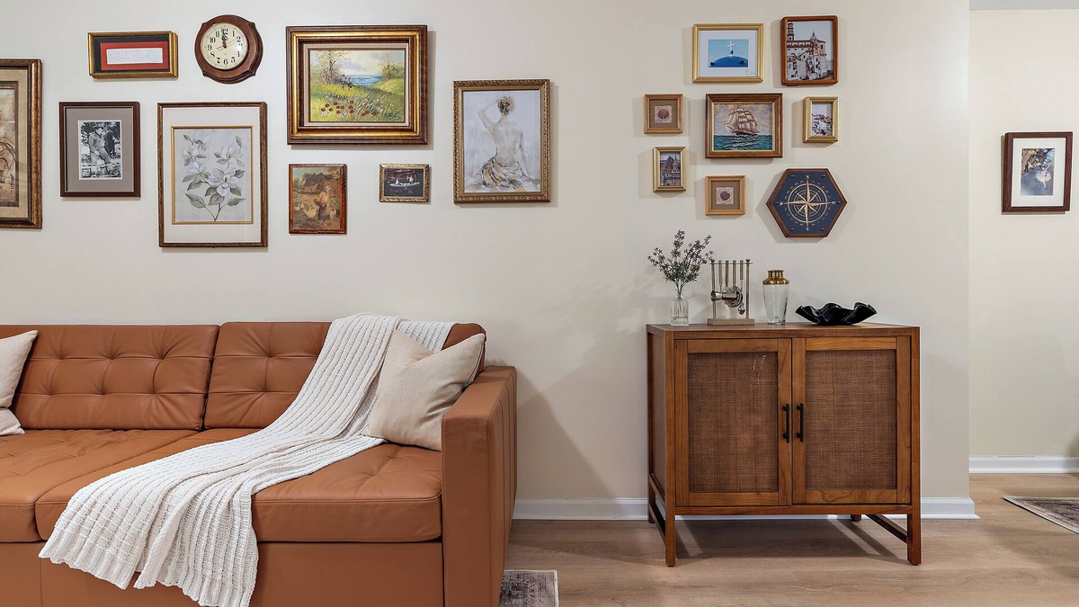 Summit - University Apartment | St. Paul Speakeasy - King Bed
