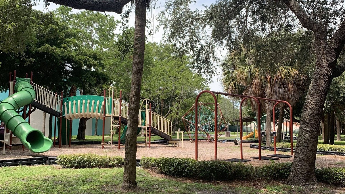 St. Pete Beach Cottage | ST PETE BEACH, WALK TO BEACH, PUBS, RESTAURANTS, SHOPPING, CHILDRENS PARK