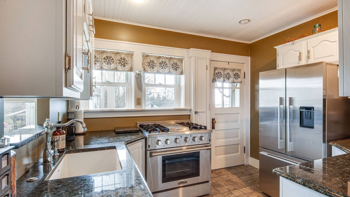 Saint Petersburg Cottage | St Petersburg Cottage w/ Porch, 2 Mi to Foxburg!