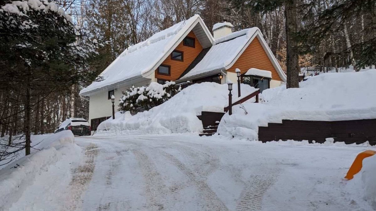 Saint-Sauveur Ski Chalet | St Sauveur Chalet; easy access to nearby ski hills and village; pet friendly