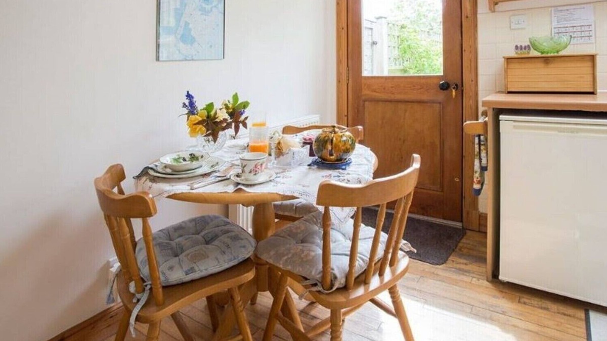 Ayr House | Stable cottage by the Sea and town of Ayr