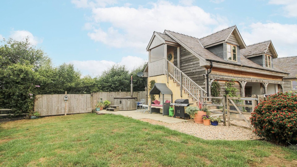Bishops Castle Cottage | STABLE COTTAGE, pet friendly, character holiday cottage in Wentnor
