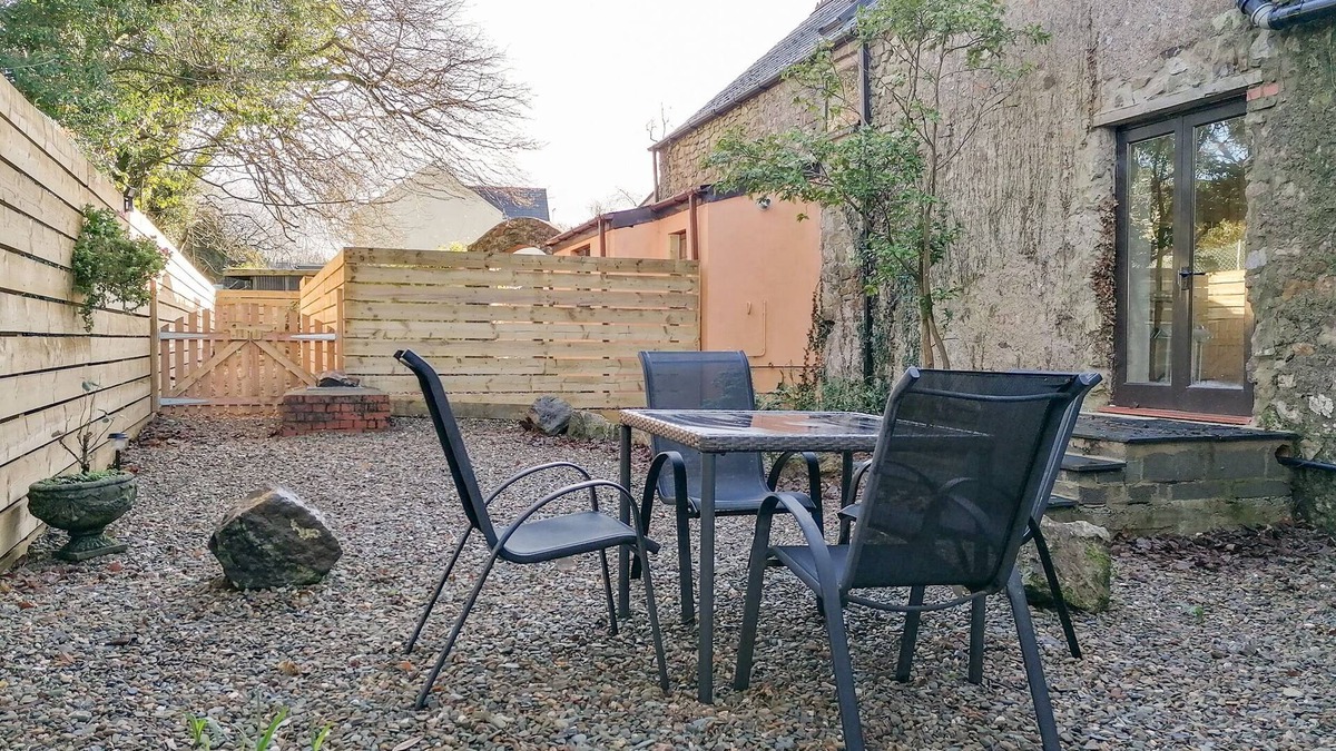 Templeton House | STABLE COTTAGE, NARBERTH, pet friendly, with a garden in Narberth