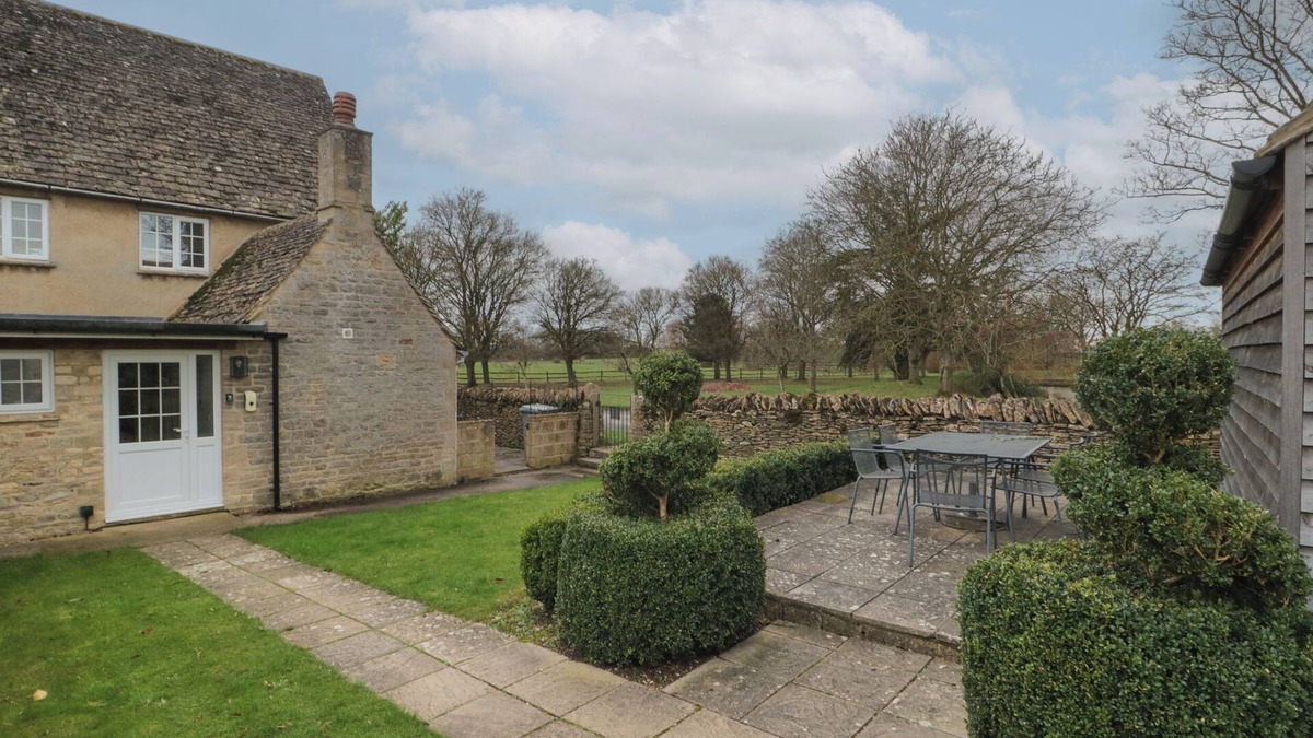 Lechlade Cottage | STABLE COTTAGE, pet friendly, with a garden in Lechlade-On-Thames
