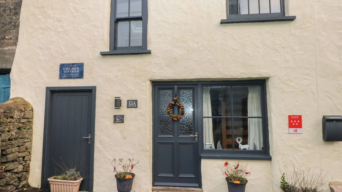 Pembroke Cottage | STABLE COTTAGE, pet friendly, character holiday cottage in Pembroke