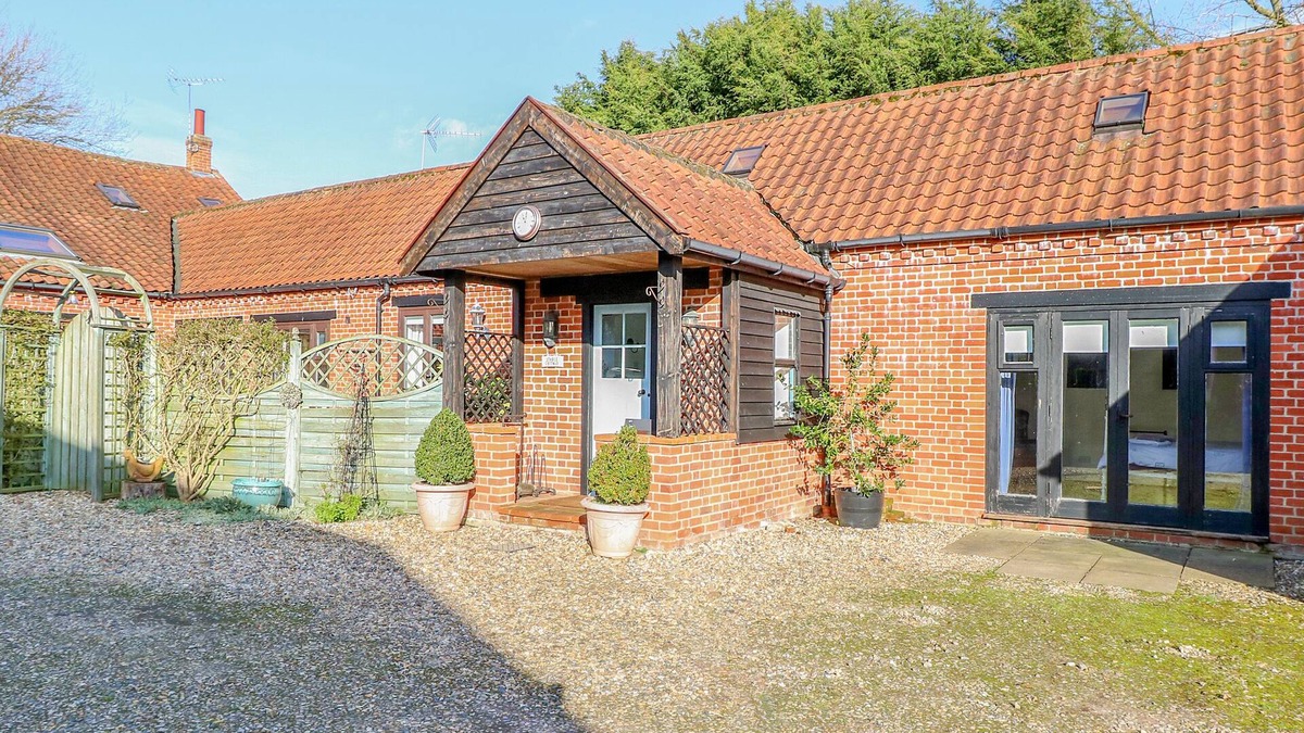West End Cottage | STABLE COTTAGE, pet friendly, character holiday cottage in Necton