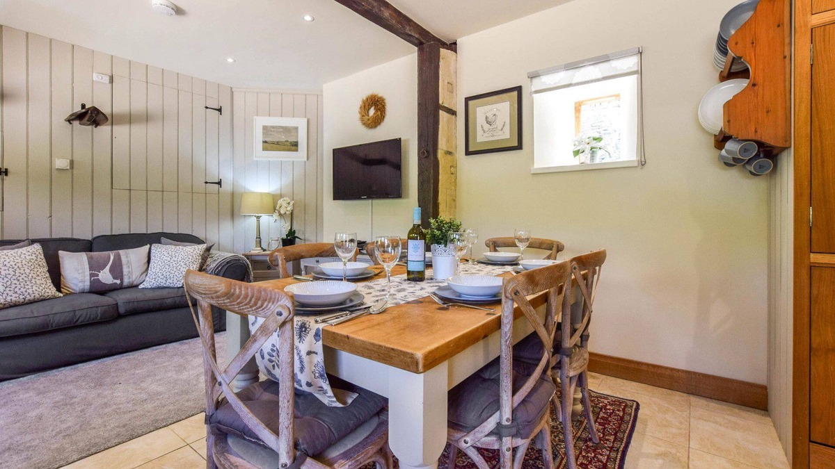 Fossebridge Cottage | Stable Cottage - sleeps 6 guests in 3 bedrooms