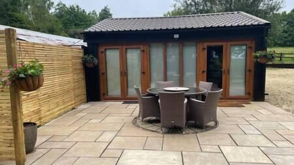 Horspath House | Stable lodge with cosy log fire