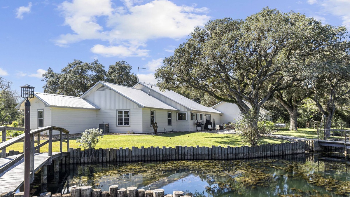 Columbus Other | Stable Oaks with PARTY BARN, pond, firepits on 5 acres!