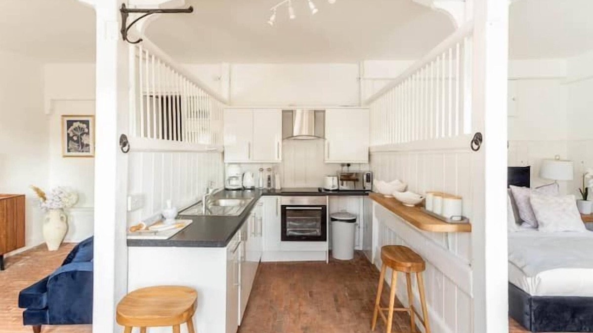 Blandford Saint Mary House | STABLE - UNIQUE STAY | SLEEPS 2 | PETS ALLOWED | WI-FI
