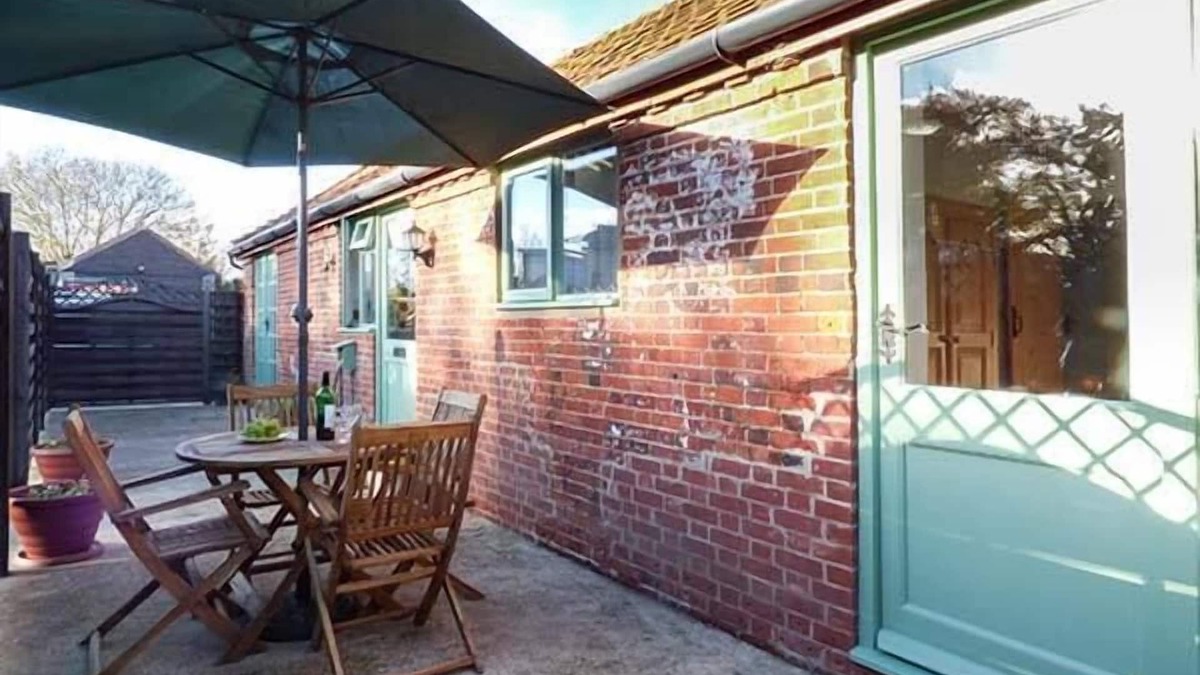 East Dereham Cottage | STABLE VIEW, pet friendly, character holiday cottage in Hingham