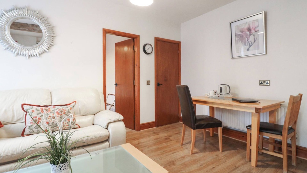 Castle Donington Cottage | STABLES, romantic, with a garden in Castle Donington