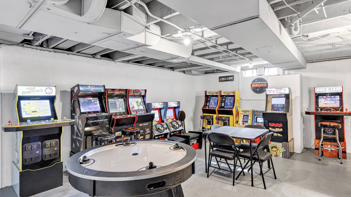 Green Bay House | [Stadium 1.3 Miles] 5 Bedrms 2 Full Baths [RETRO ARCADE GAME CAVE] 2 KINGs