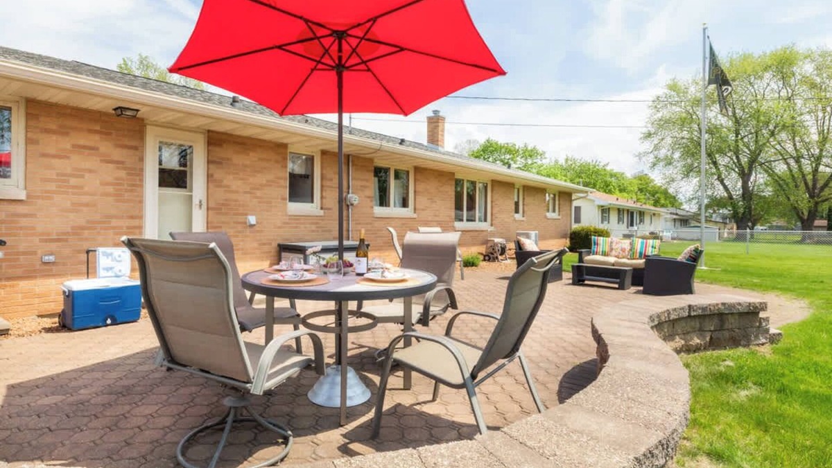 Ashwaubenon House | Stadium District Resch 3 BR Sleeps 8