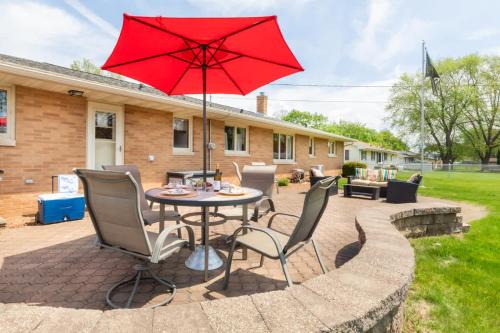 Ashwaubenon House | Stadium District Resch 3 BR Sleeps 8