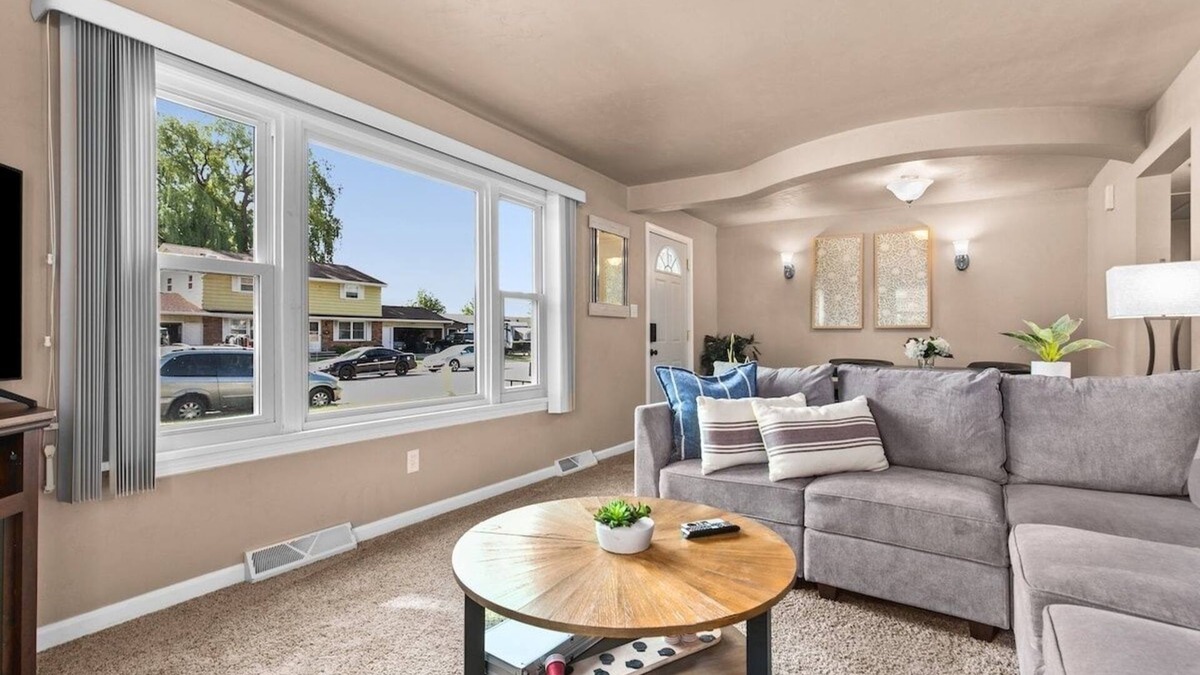 De Pere House | Stadium District walking distance, Tailgate Garage
