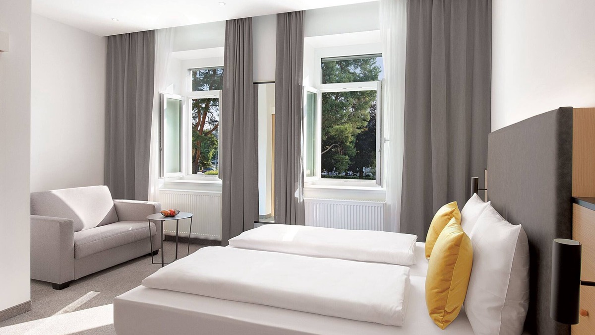 Oberndorf bei Salzburg Hotel | Stadthotel Oberndorf - 24h Self Check-In Terminal