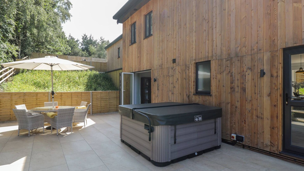 Lytchett Matravers Cottage | STAG COTTAGE, family friendly, with hot tub in Lytchett Matravers
