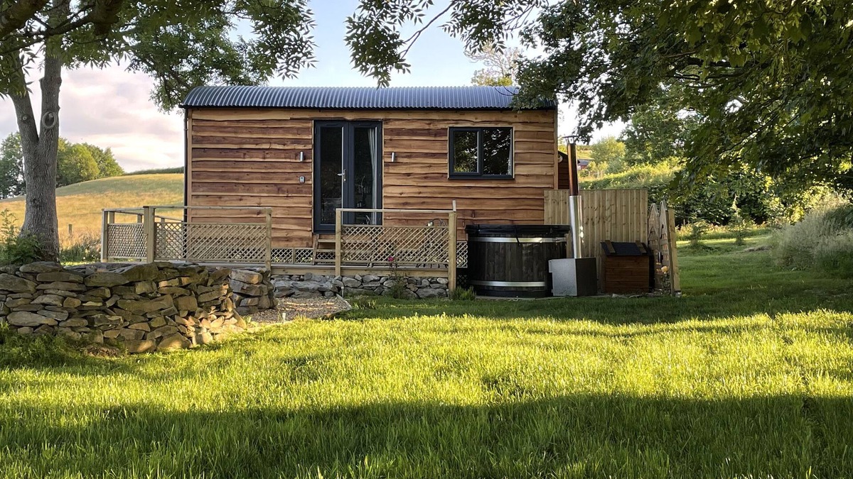Llanfair Caereinion Cottage | STAG LODGE POD, pet friendly, with hot tub in Llanfair Caereinion