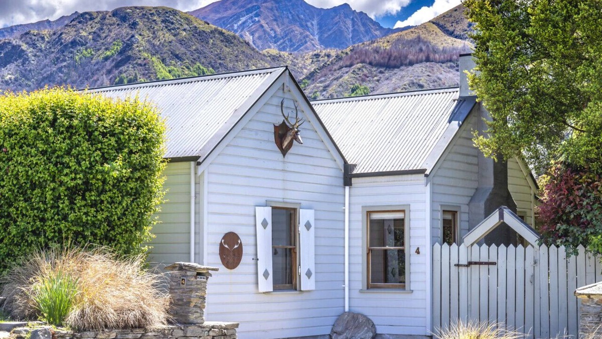 Arrowtown House | Stags head Cottage, Arrowtown Holiday Home