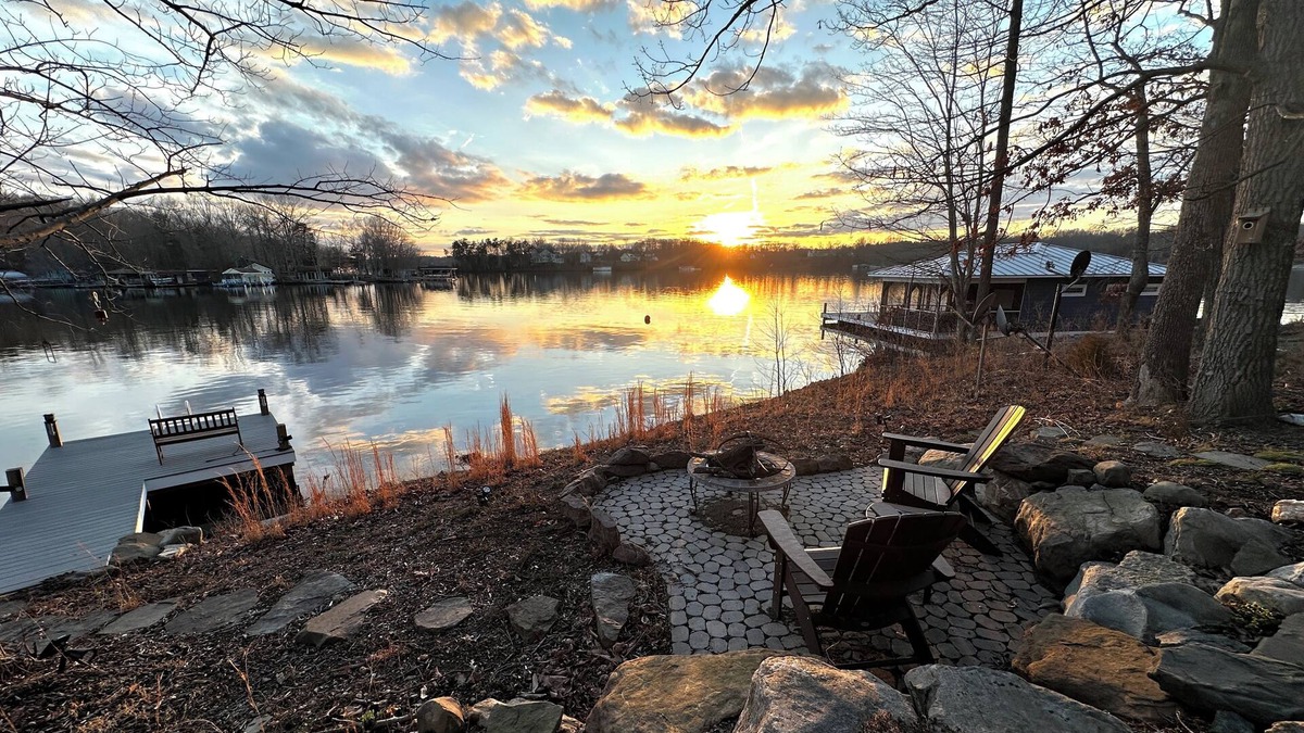 Mineral House | Stairway To Heaven Lakeside guest house with dock and firepit. Waterfront Wi-fi