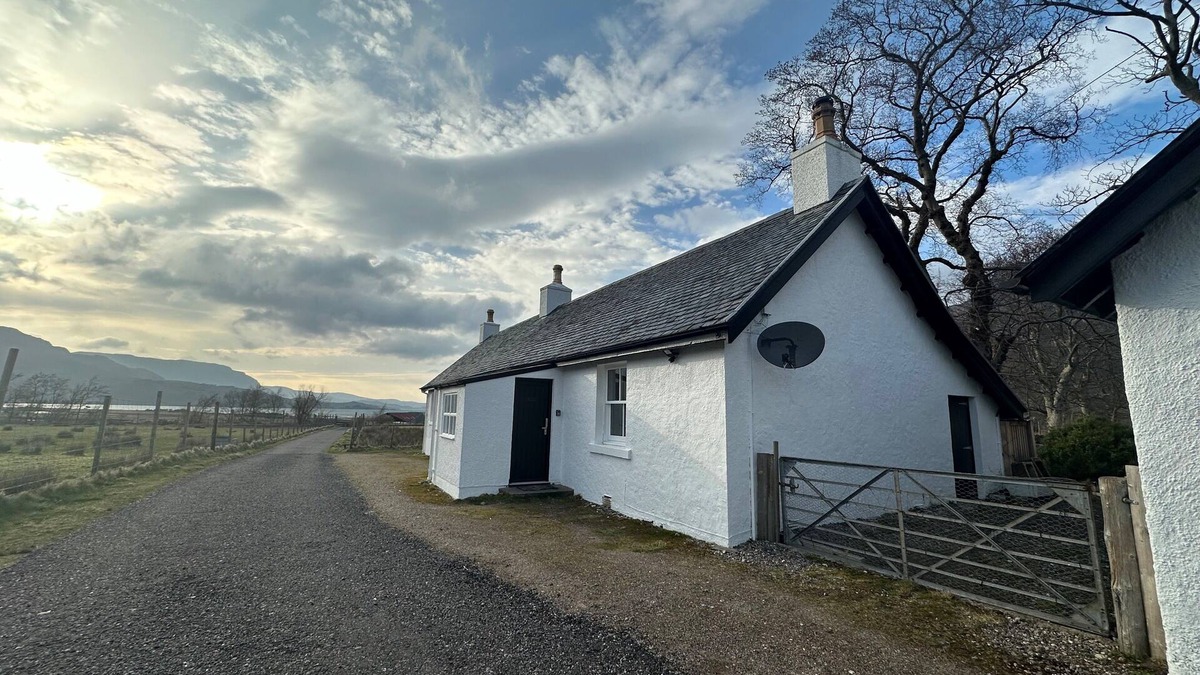 Achnasheen Cottage | STALKER'S COTTAGE - TORRIDON, pet friendly in Torridon